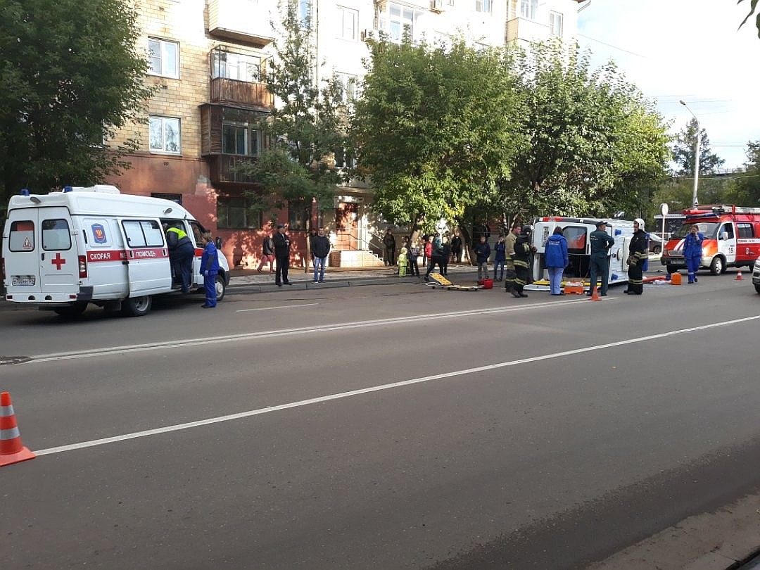 В Красноярске перевернулась машина «скорой», перевозившая пациента с инфарктом