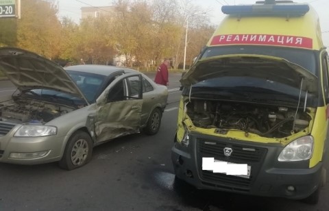 В Череповце авто не уступило дорогу реанимобилю с сиреной: пострадала фельдшер