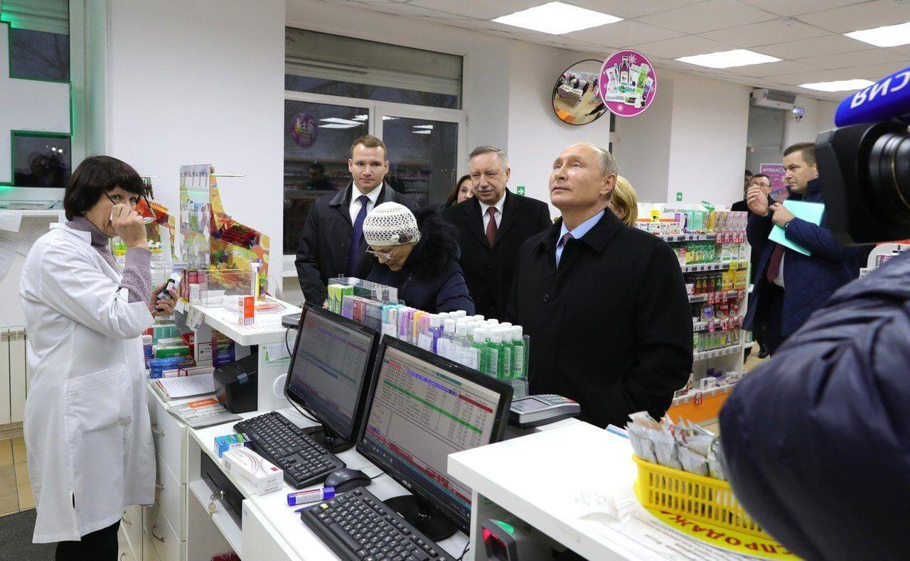 В Санкт-Петербурге Путин проверил наличие лекарств в одной из аптек