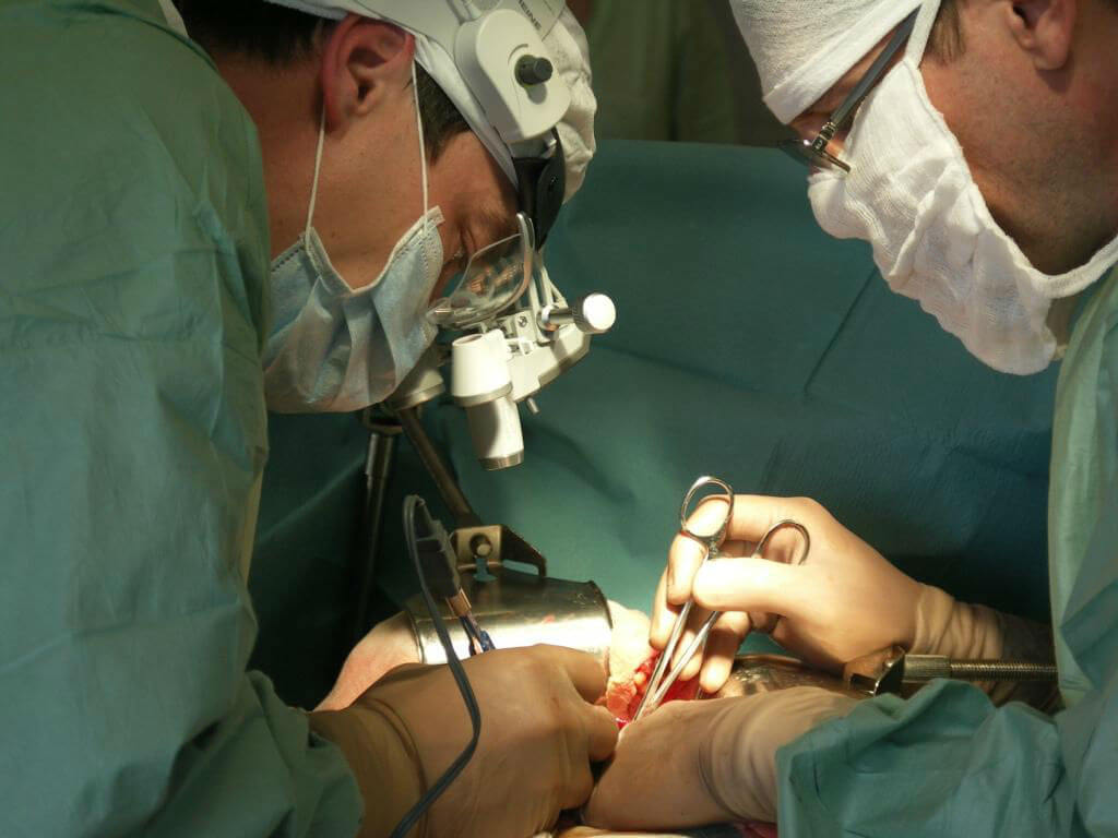 Тюменские хирурги прооперировали недоношенную девочку со спинномозговой грыжей