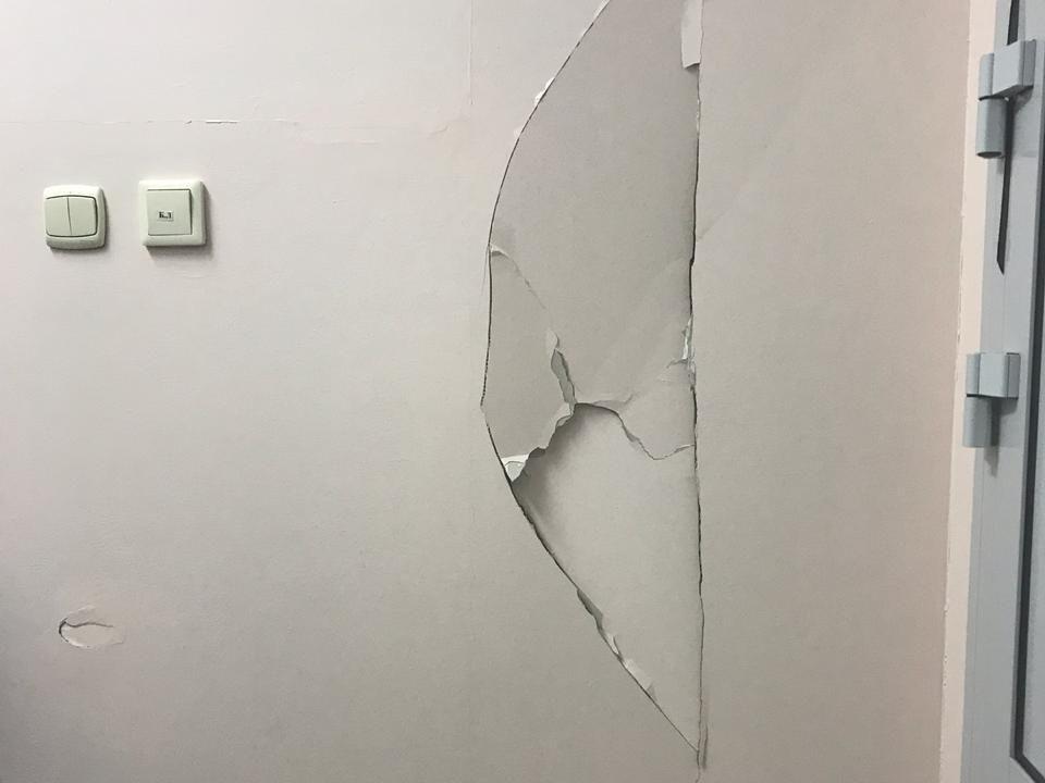 Муж пациентки пробил врачом стену