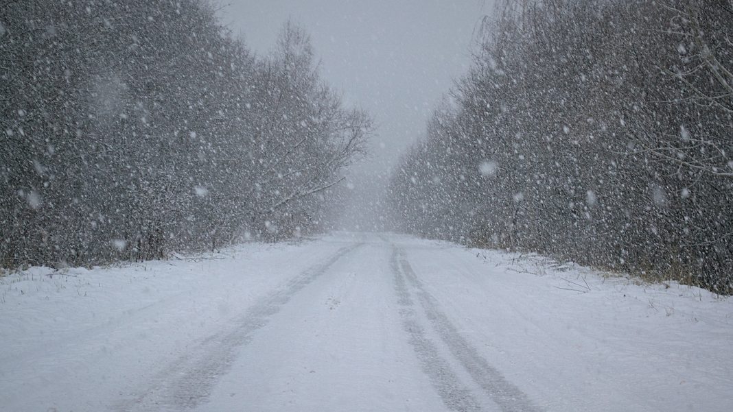 В Волгоградской области "скорая" не смогла доехать до пациента из-за снега