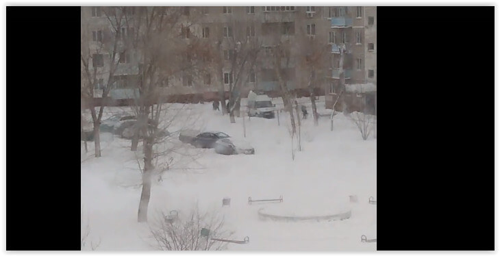 В Оренбурге скорая помощь застряла в снегу во дворе многоэтажек