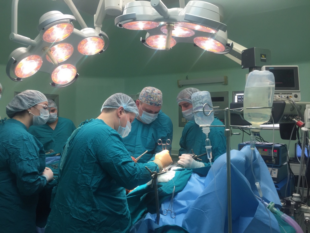 Тюменские хирурги удалили пациентке опухоль пищевода размером 15 см