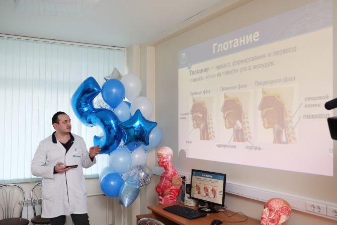 В НИИ Склифосовского открылась бесплатная школа для пациентов после инсульта