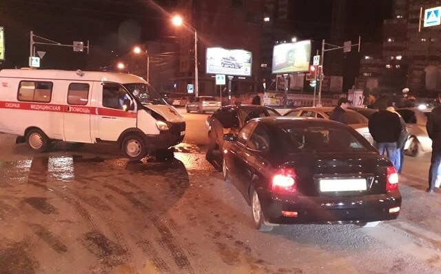 В Ростове из-за неработающего светофора произошло массовое ДТП со «скорой»