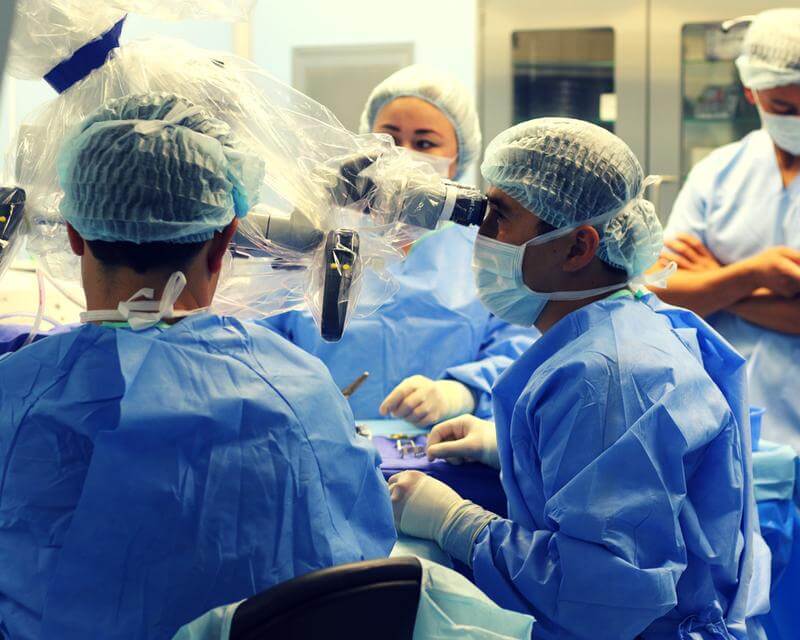 Петербургские нейрохирурги выводят пациентов из наркоза при операциях на мозге