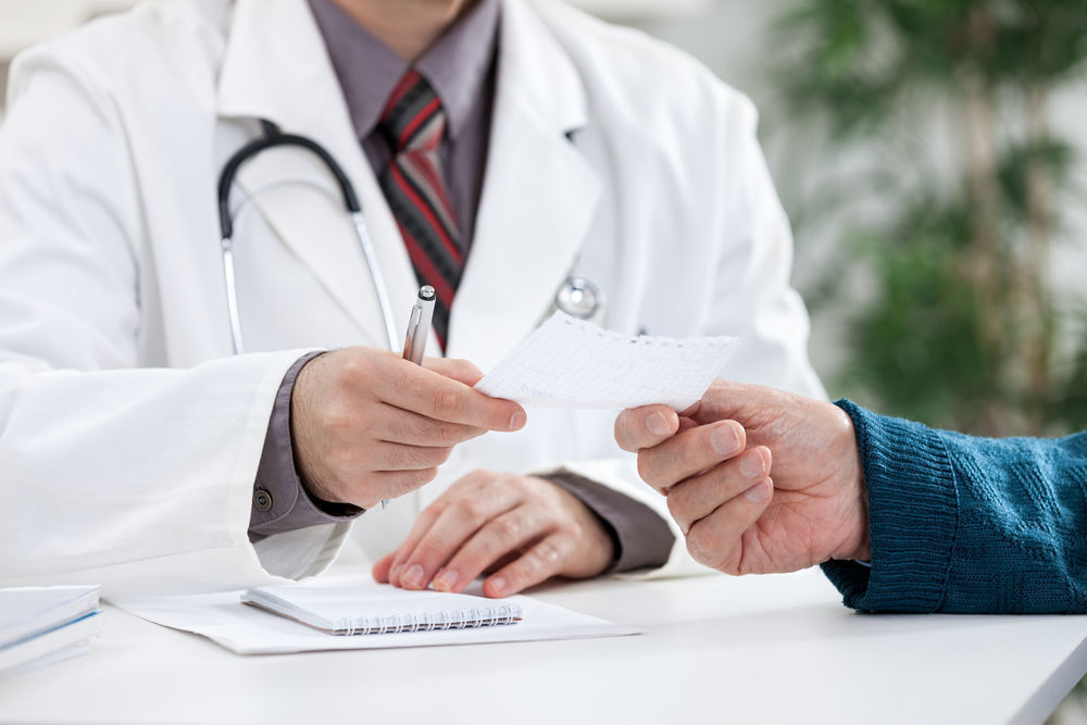 Новые правила ОМС обязывают врачей напоминать о плановом осмотре пациентам на учёте