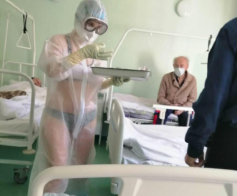 «Премию ей надо, а не взыскание»: В Туле медсестра надела купальник под защитный костюм