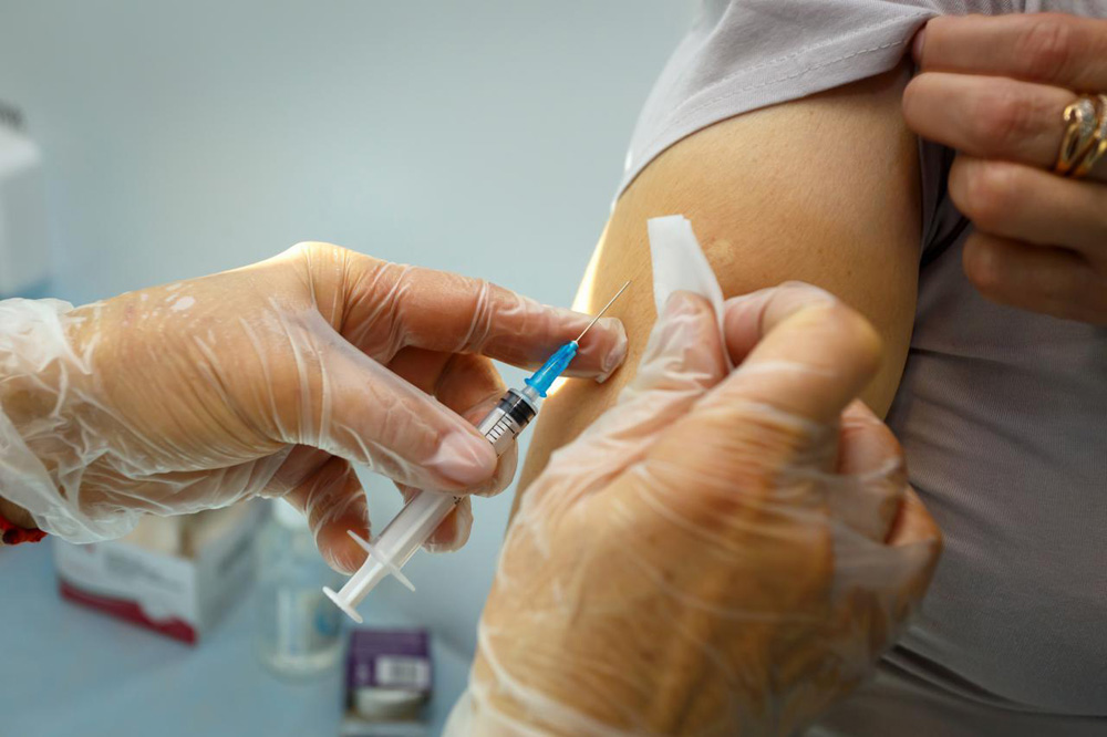 Врачи призвали не отказываться от прививки против гриппа из-за пандемии