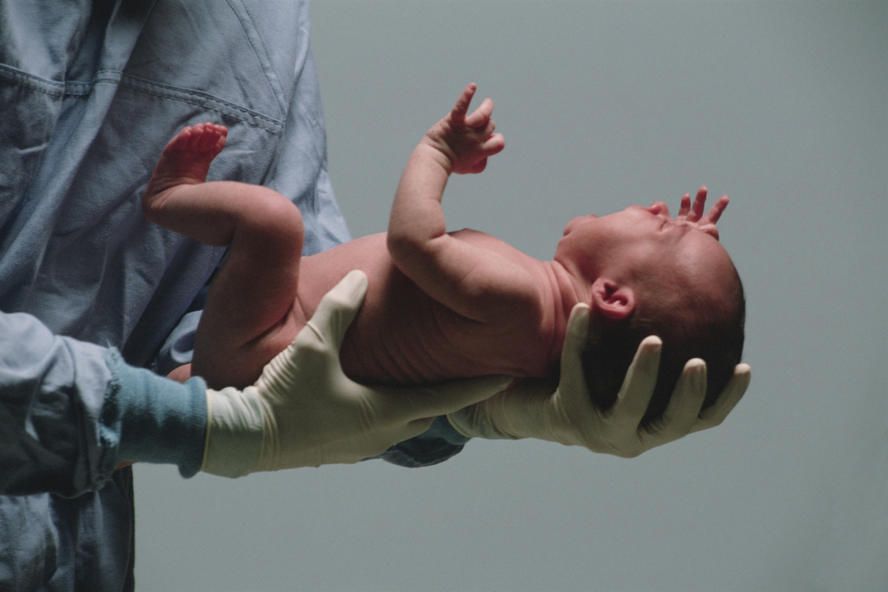 Первые врачи новорожденного. Новорожденный ребенок. Новорожденный на руках врача.