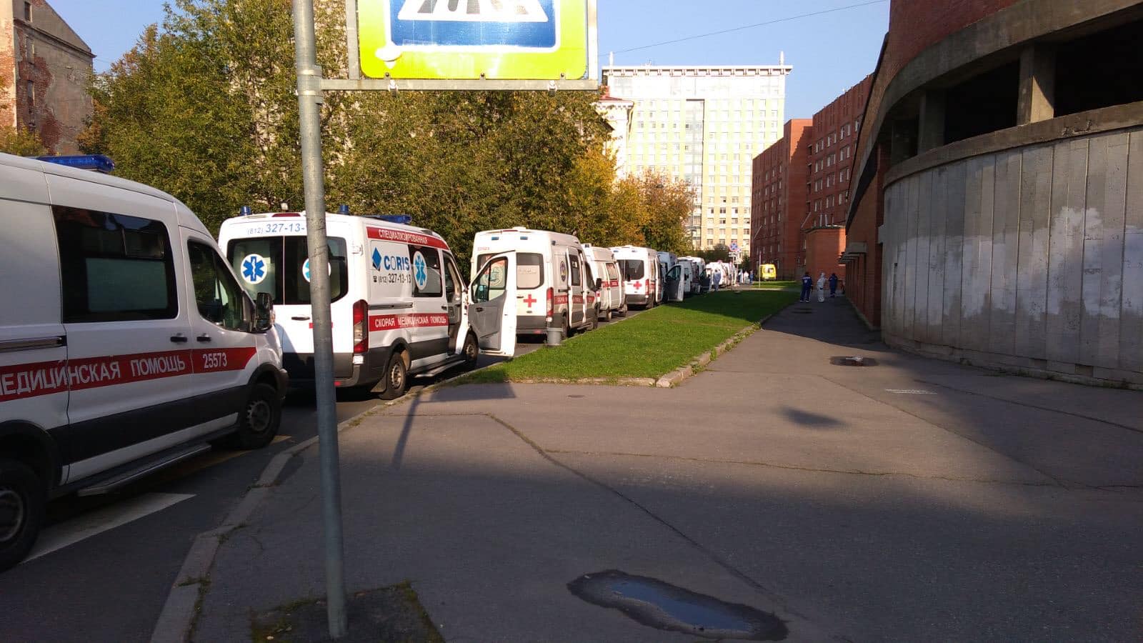 В Петербурге в очереди с «ковидными» пациентами стоят по 20 «скорых»