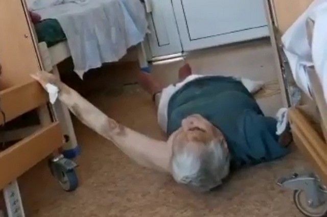 «Развязалась и упала с кровати»: В Минздраве прокомментировали видео с лежащей на полу пациенткой