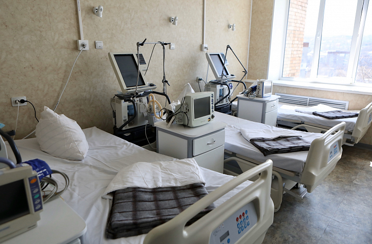 В восьми больницах Приморского края начали монтаж кислородной разводки