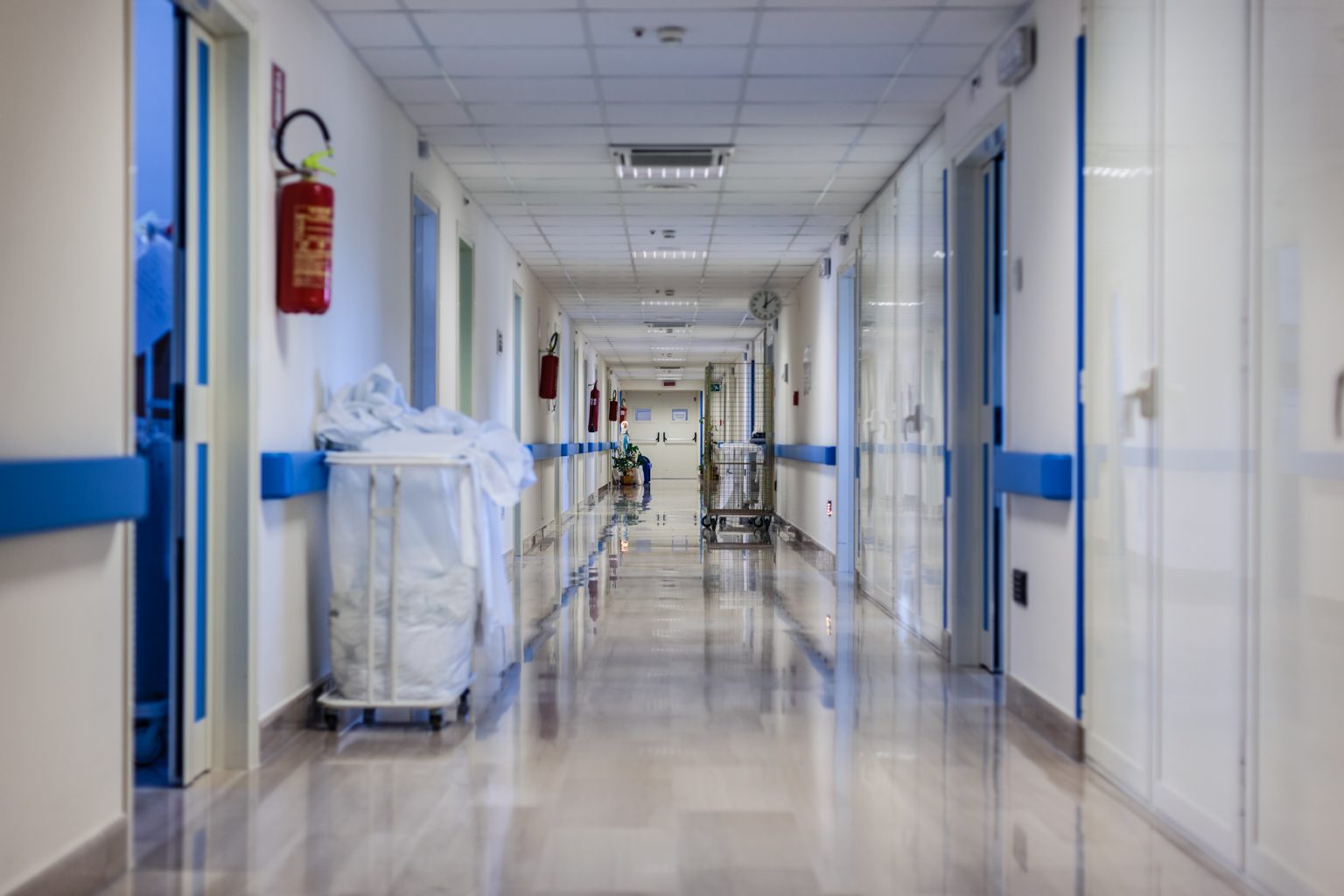 В уральской больнице некому лечить пациентов: работают четыре врача через сутки