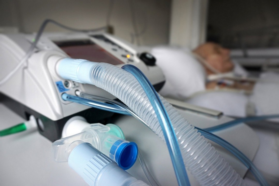 Главврача астраханской больницы уволили по подозрению в перерасходе кислорода