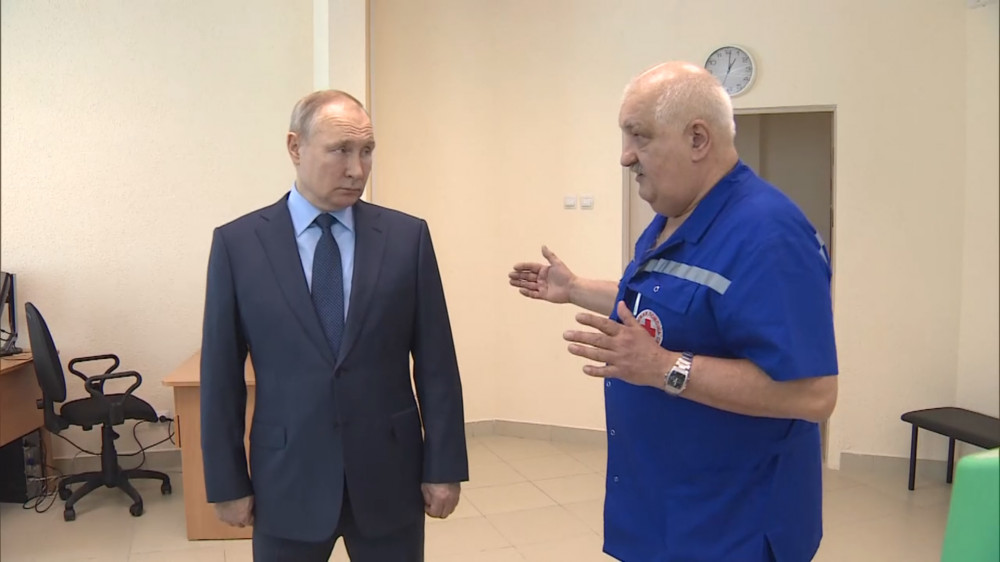 Путину предложили разрешить выпускникам медвузов работать на «скорой» без ординатуры