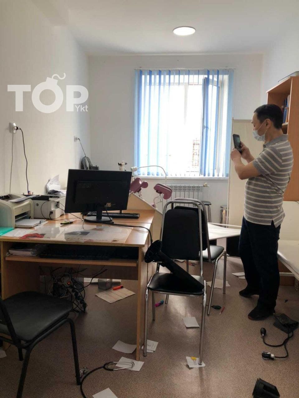В Якутии женщина напала на врача и разнесла кабинет 3