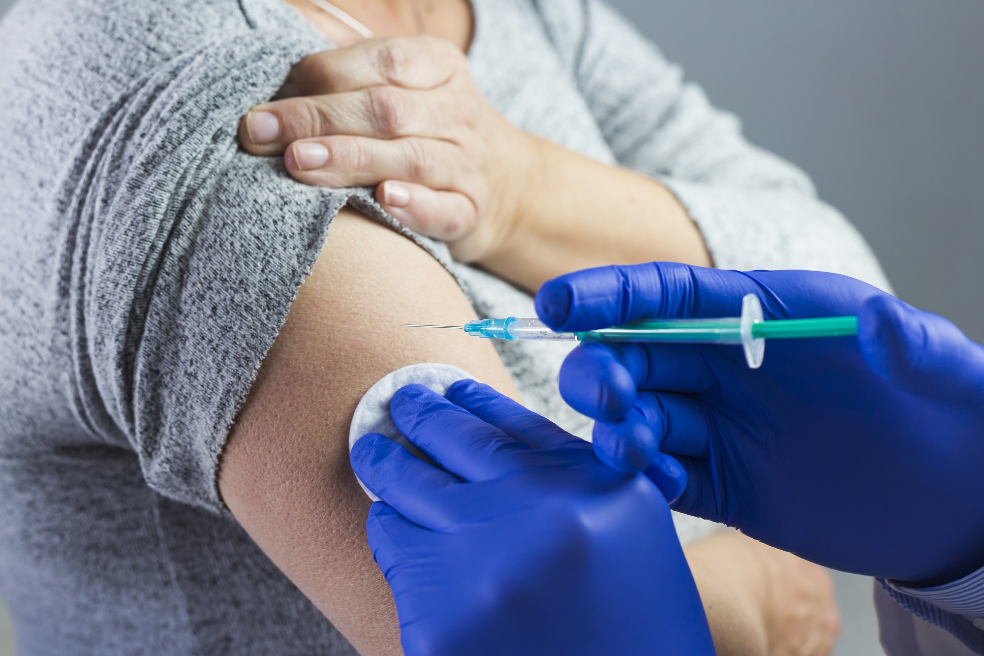 В Госдуму внесли законопроект о добавлении прививки от коронавируса в Нацкалендарь