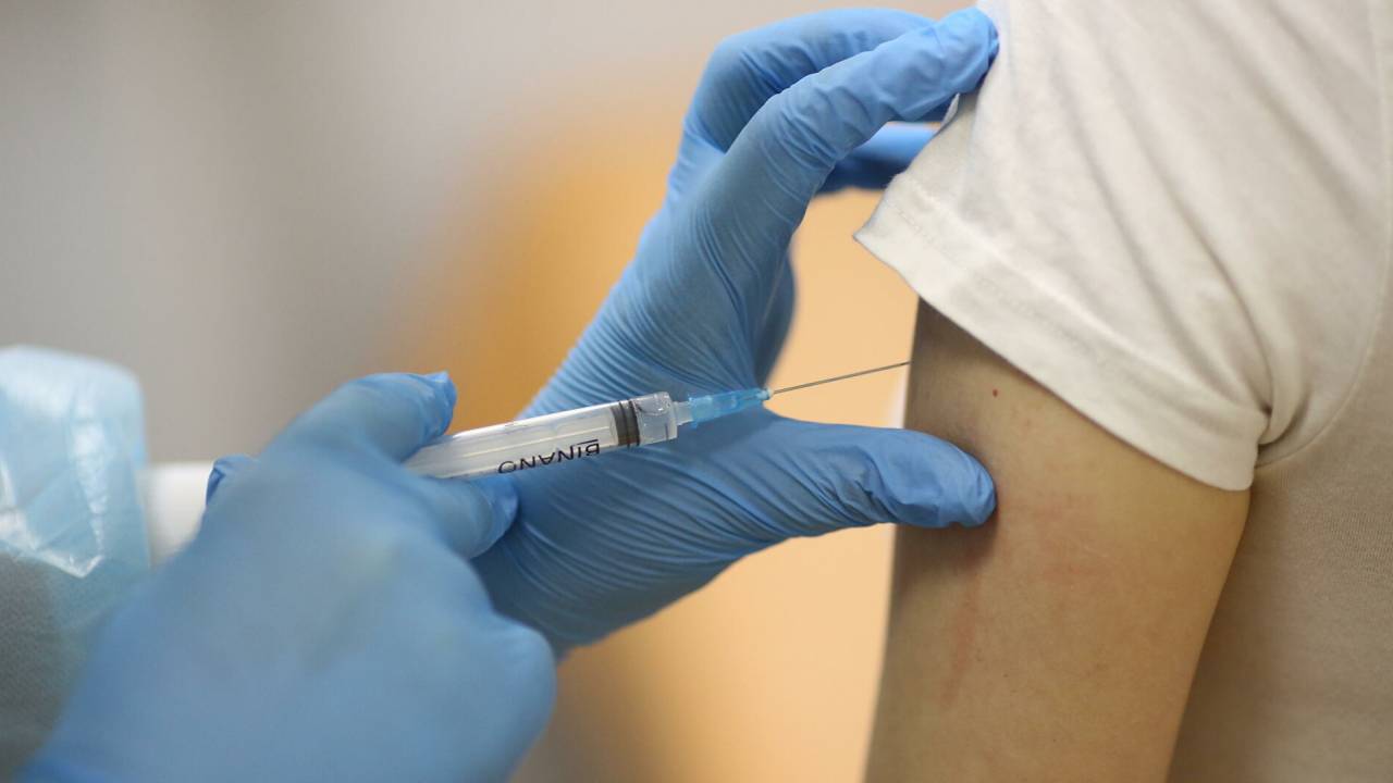 Госдума сняла с рассмотрения вопрос о включении прививки от коронавируса в Нацкалендарь