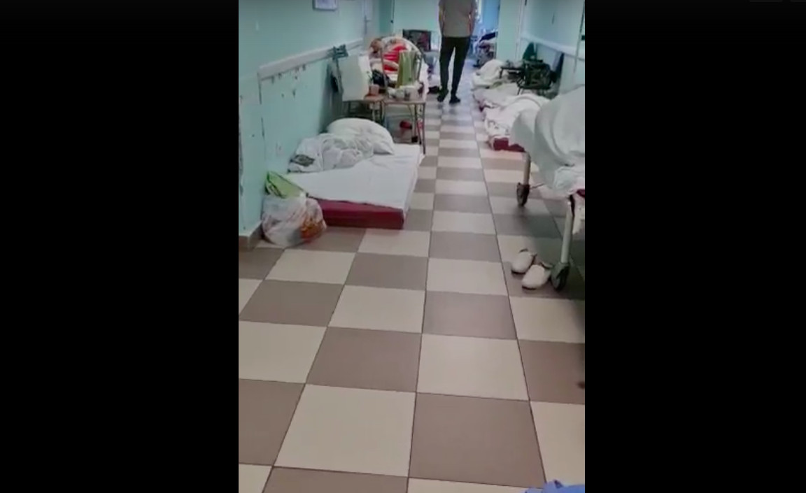 Комздрав Петербурга проверит эковид-госпитали после видео с пациентами на полу
