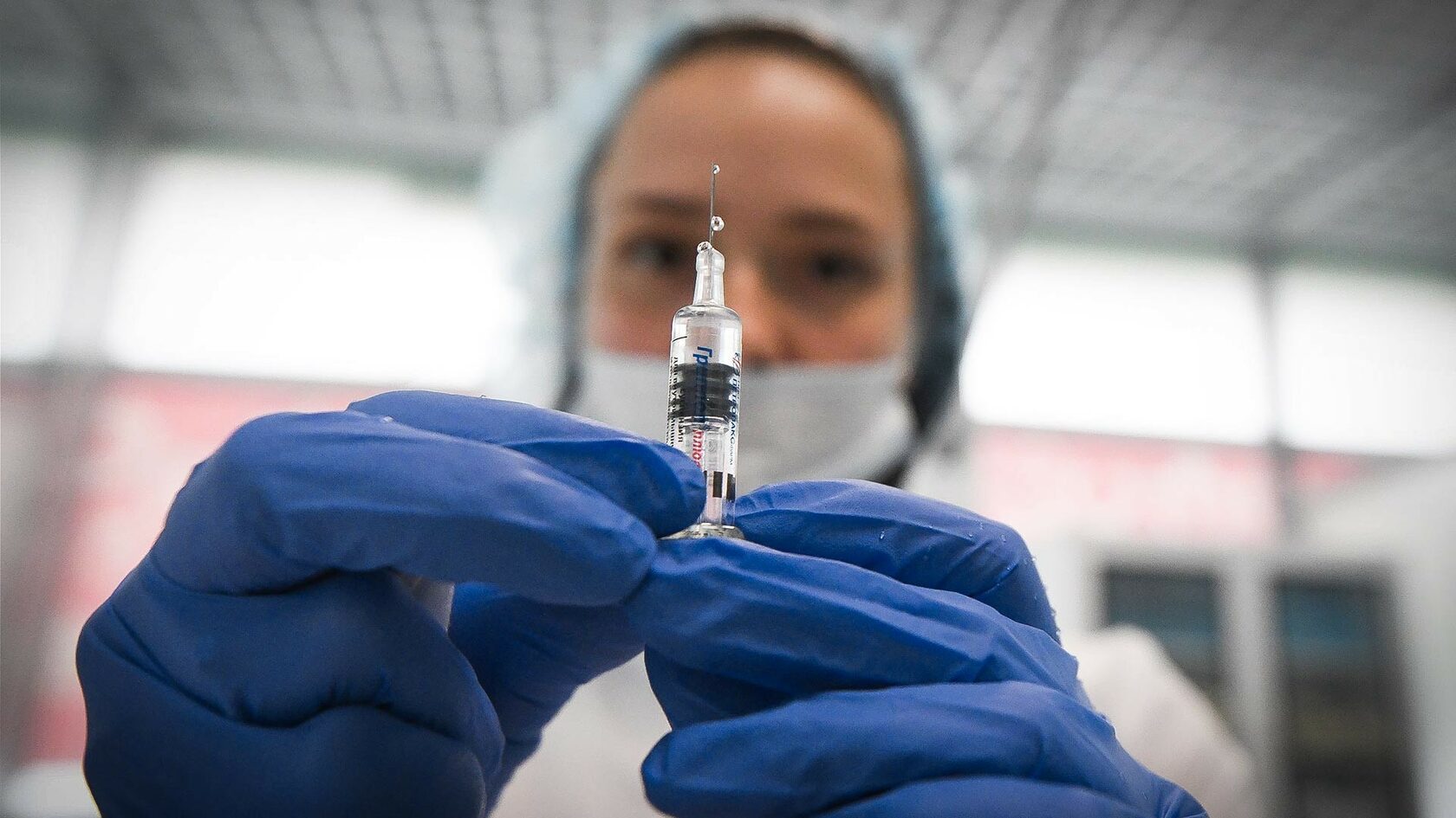 Минздрав одобрил исследование комбинированной вакцины из «Спутника Лайт» и AstraZeneca