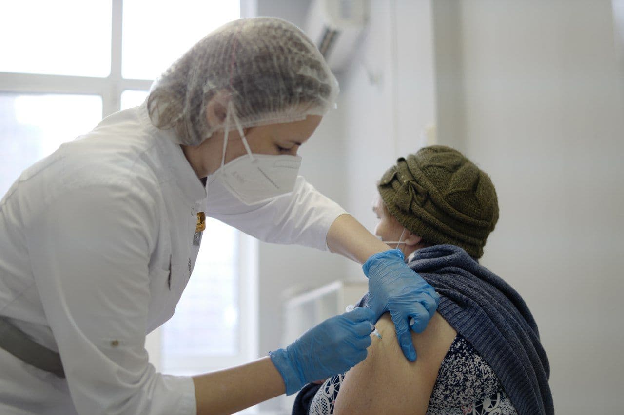 Медработникам, которые участвуют в вакцинации населения, начислят федеральные выплаты