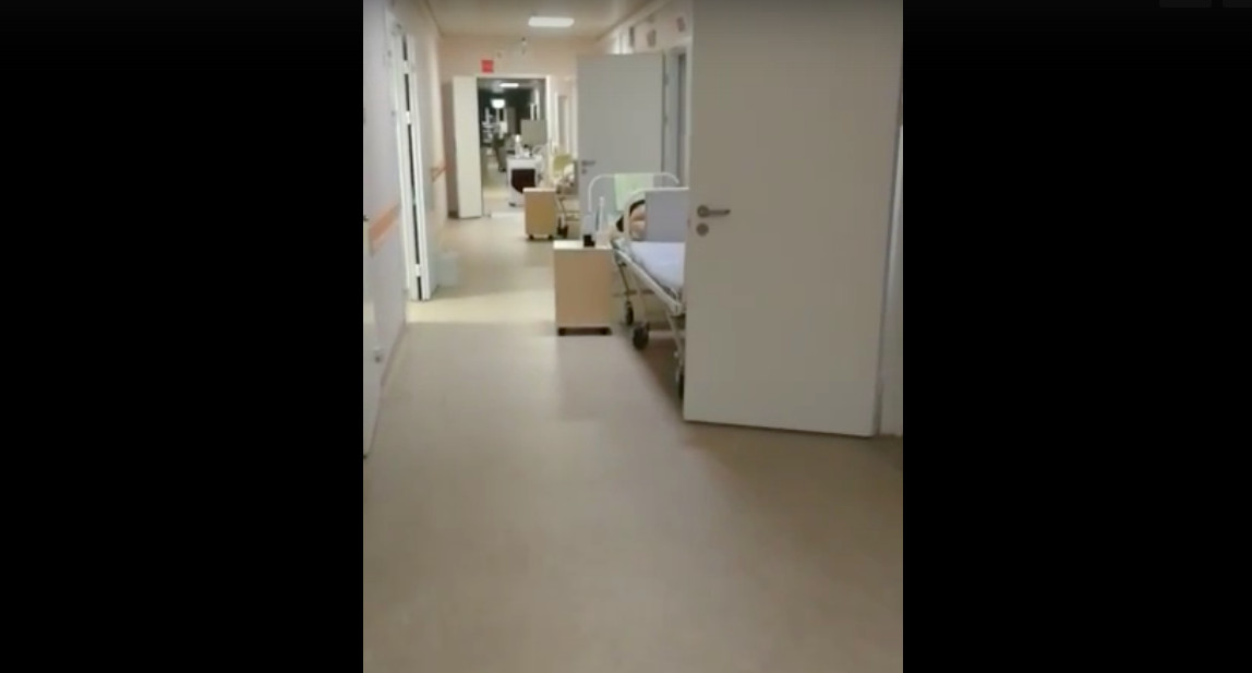 «Мест достаточно, это про запас»: главврач прокомментировал видео с койками в коридоре