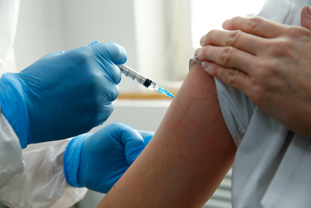 Минздрав одобрил проведение клинических испытаний новой вакцины от COVID-19