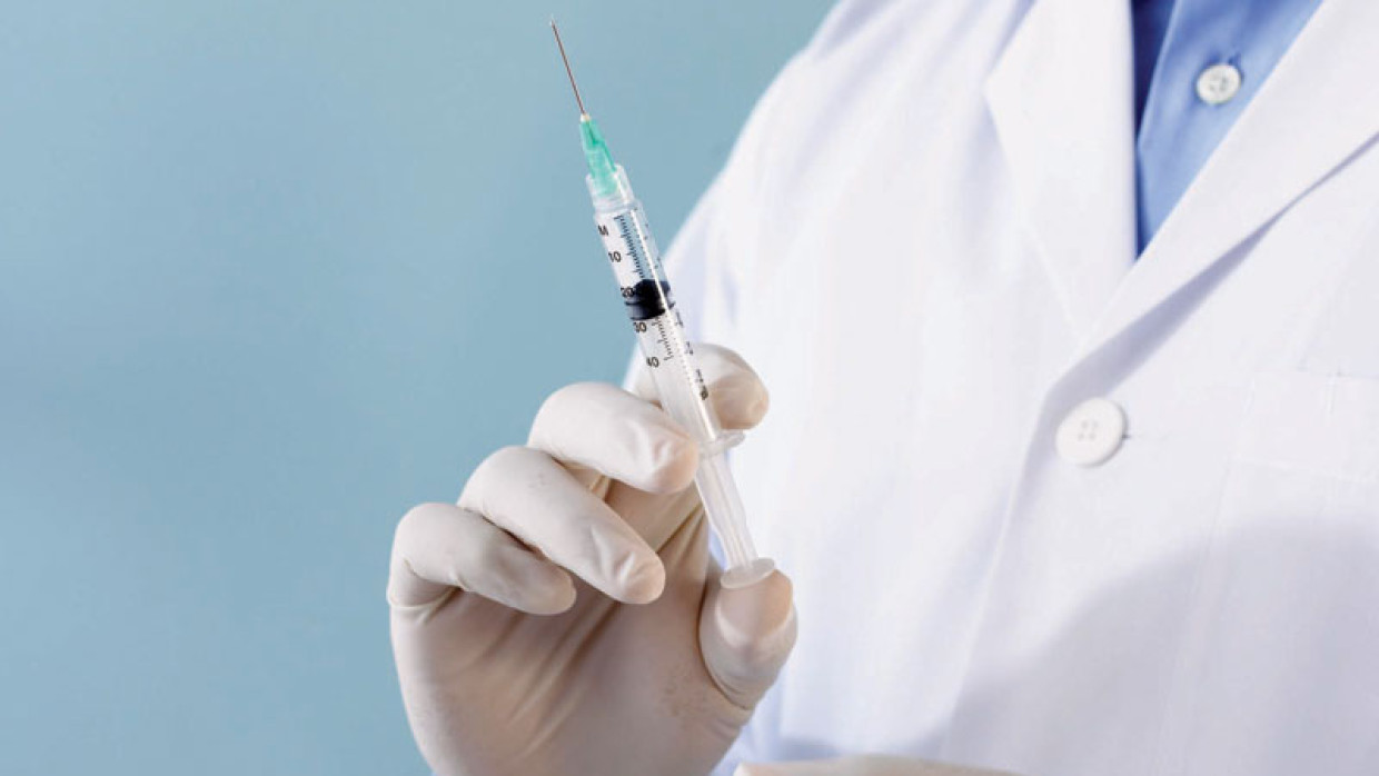 Эксперт Минздрава предложил ввести обязательную вакцинацию от коронавируса для взрослых и детей