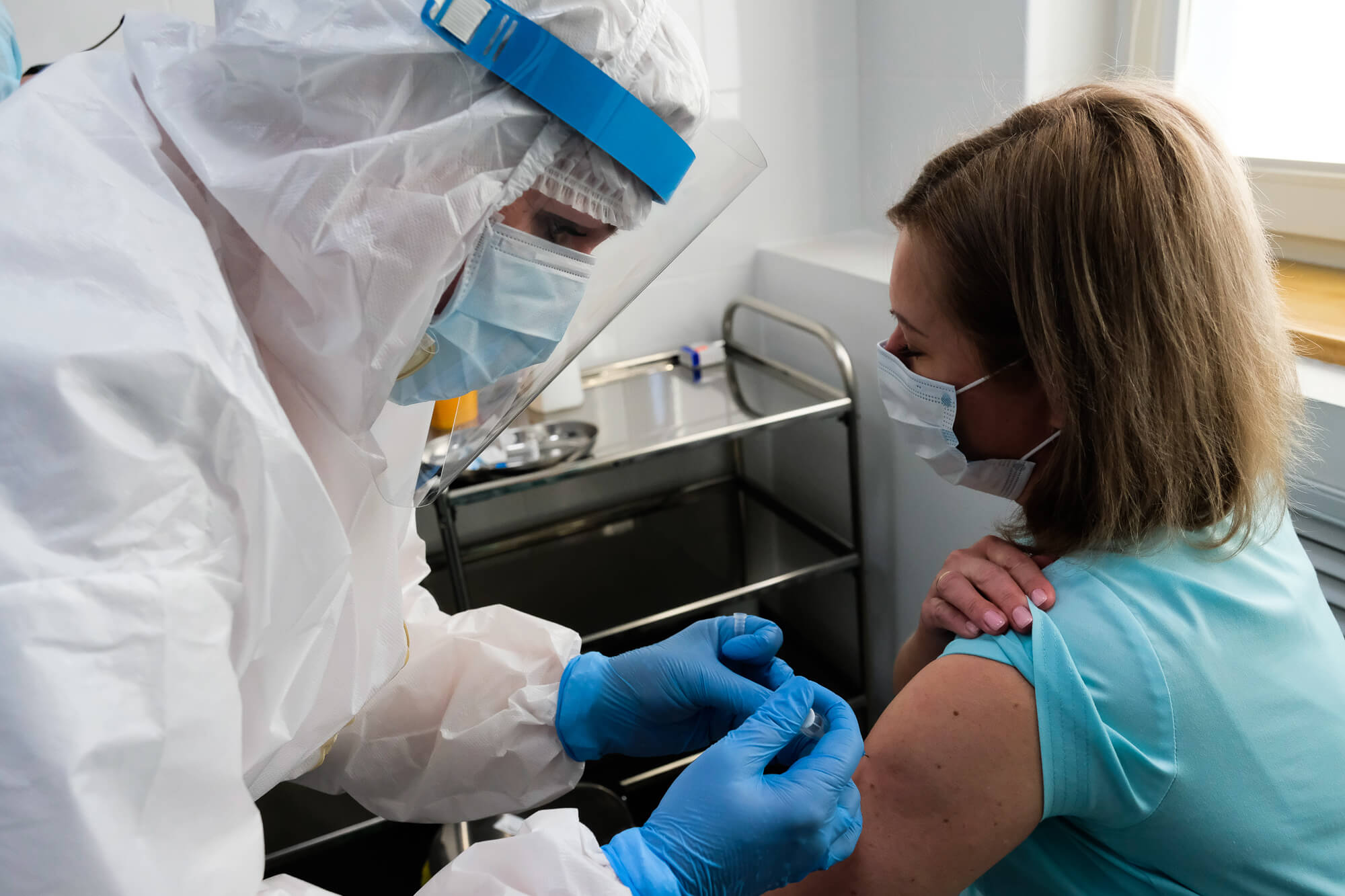 В Госдуме предложили премировать вакцинированных от коронавируса