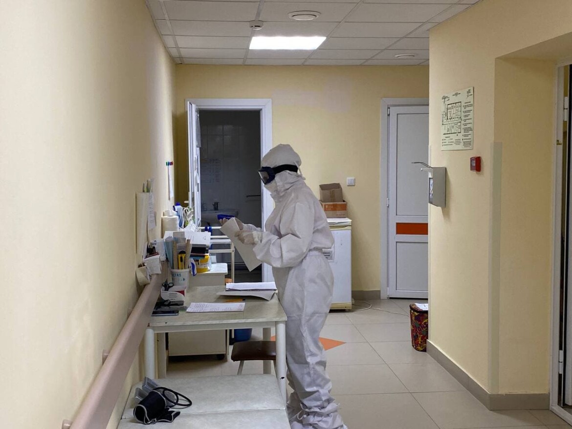 Астраханская больница увольняет персонал, чтобы рассчитаться с долгами из-за пандемии