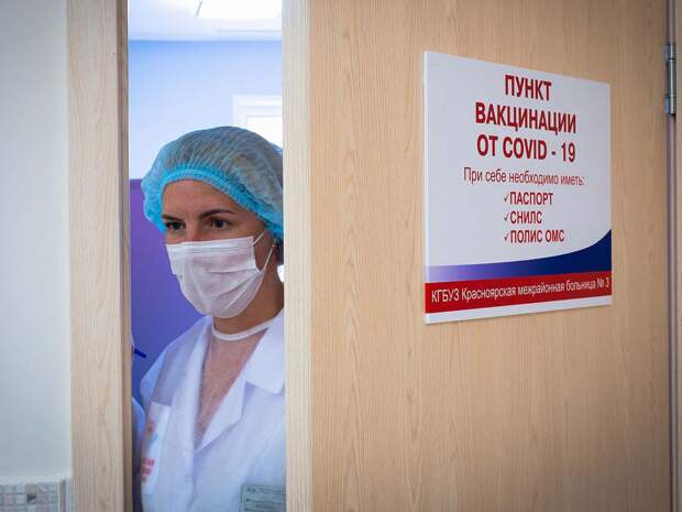 Глава Якутии поручил освободить врачей в пунктах вакцинации от бюрократии