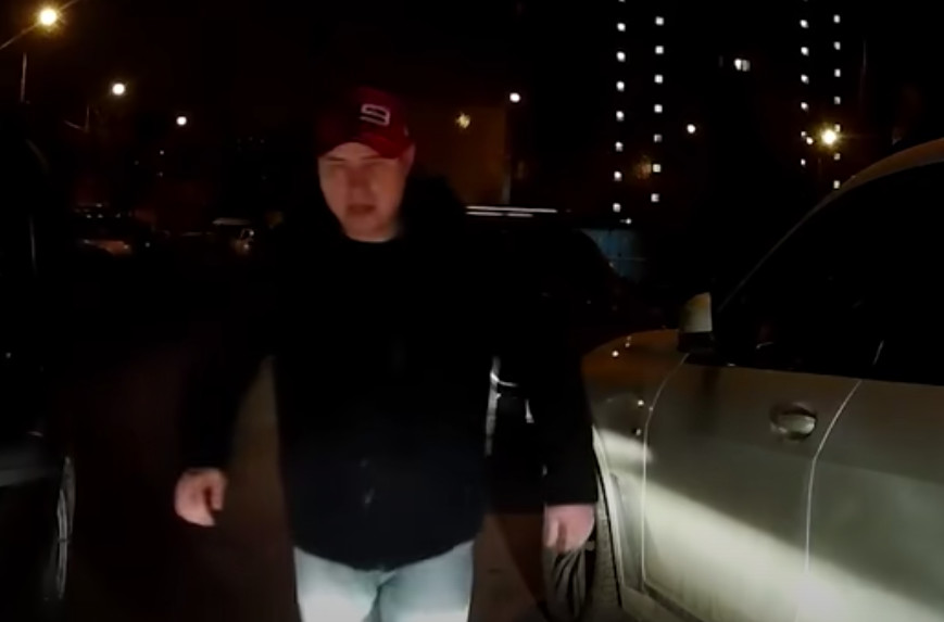 Два москвича разбили окна в «скорой», требуя пропустить их машину