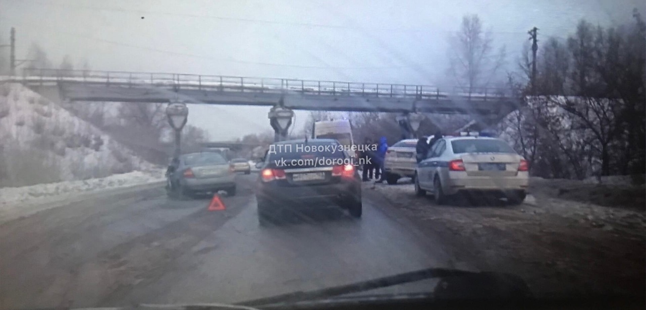 В Кемеровской области произошло ДТП с участием скорой помощи. Утром в Новокузнецке местный житель уснул за рулём, выехал на встречную полосу и врезался в спецмашину. Пациентов в «скорой» не было, пострадали фельдшер и медсестра.  От удара медицинский автомобиль выбросило на обочину, а машина виновника ДТП проехал дальше и врезалась в другую иномарку.