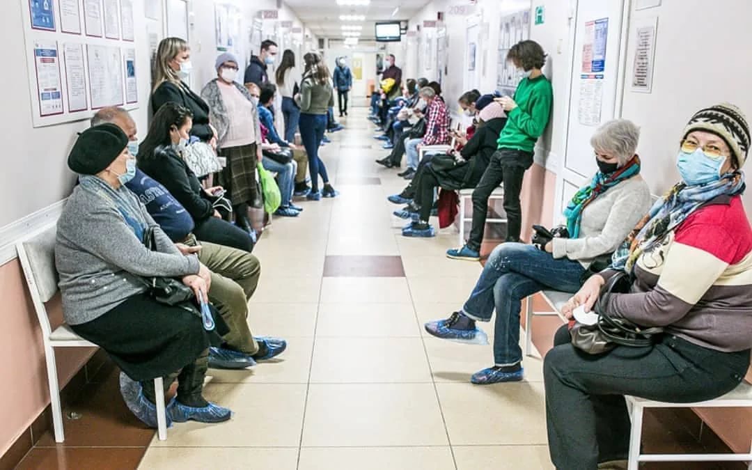 Омских студентов направили в больницы для помощи болеющим медработникам