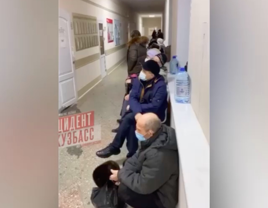 «Старики плачут»: Минздрав прокомментировал видео с очередью к врачу