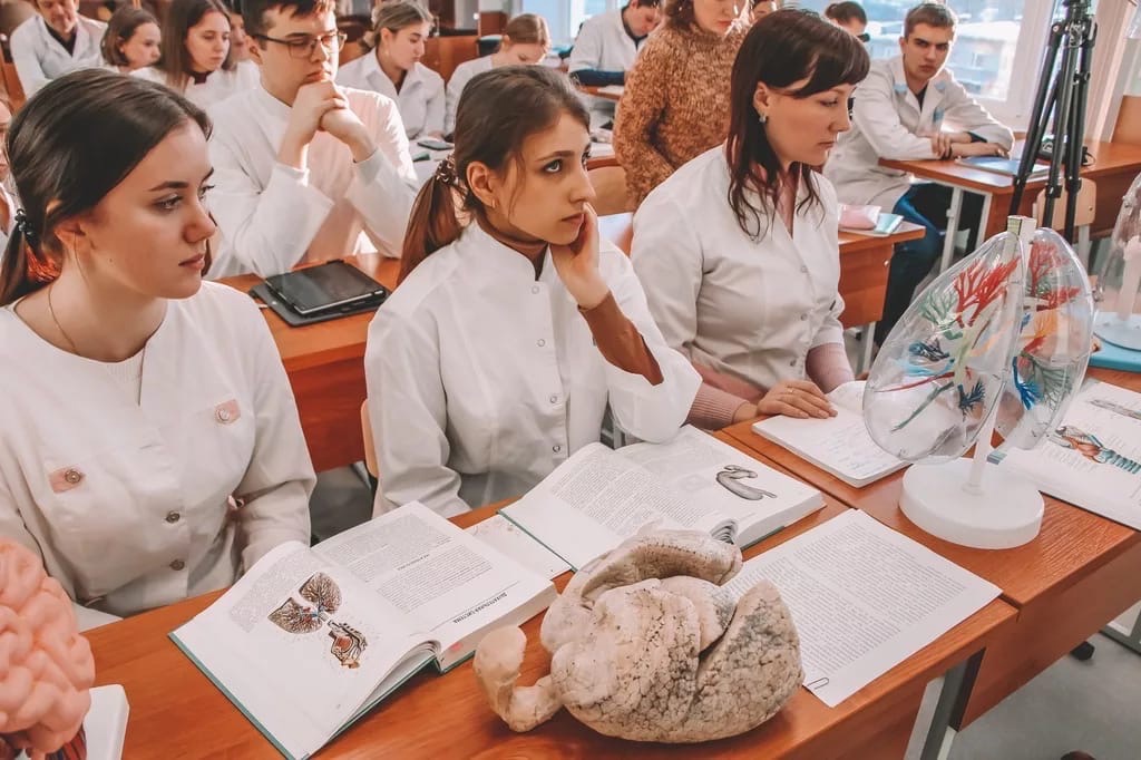«Не умеем делать инъекции» — барнаульские студенты пожаловались на качество образования в медколледже