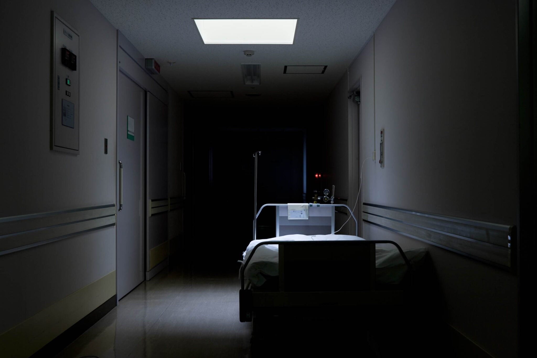 Темный коридор больницы