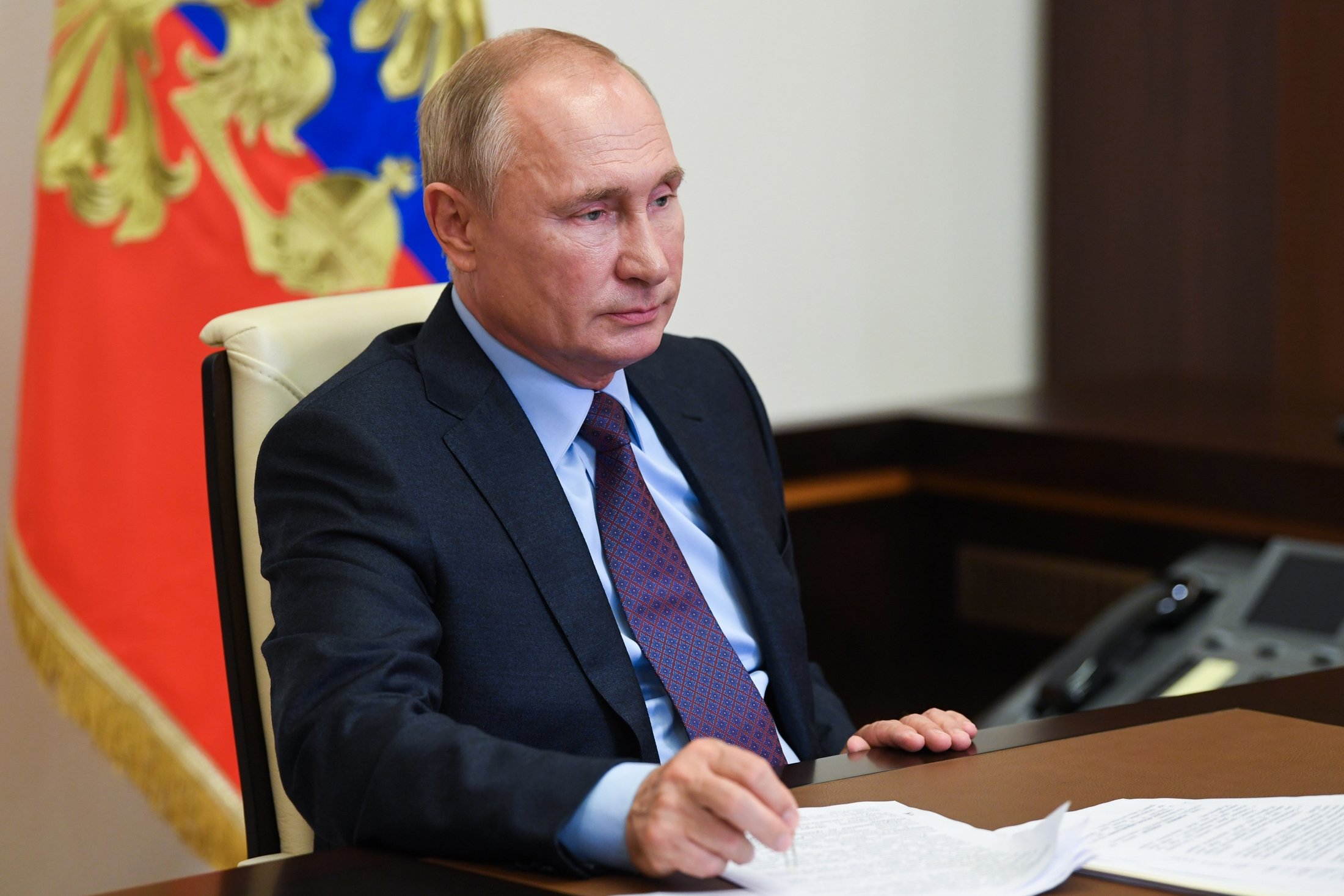 Путин поручил не допустить дефицит бюджета ФОМС
