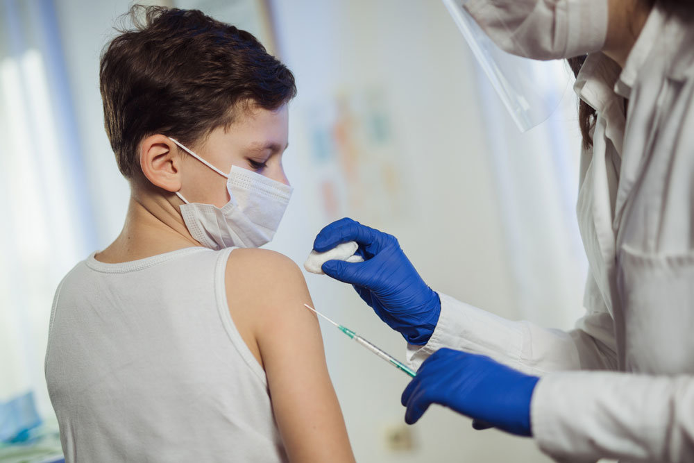«Эксперимент над детьми»: В Госдуме требуют запретить вакцинацию несовершеннолетних от COVID