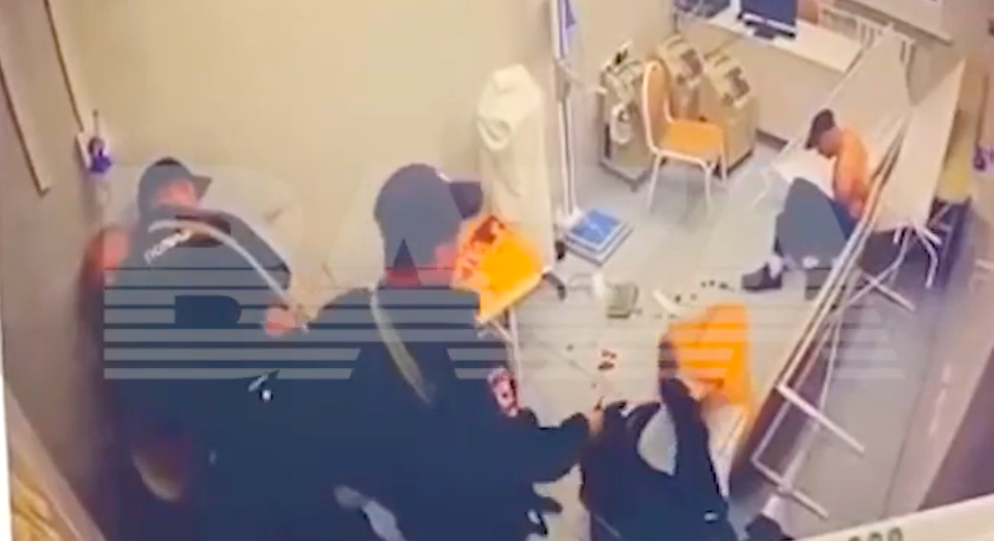В больнице Владикавказа пациента дважды ударили ножом и застрелили на глазах полиции