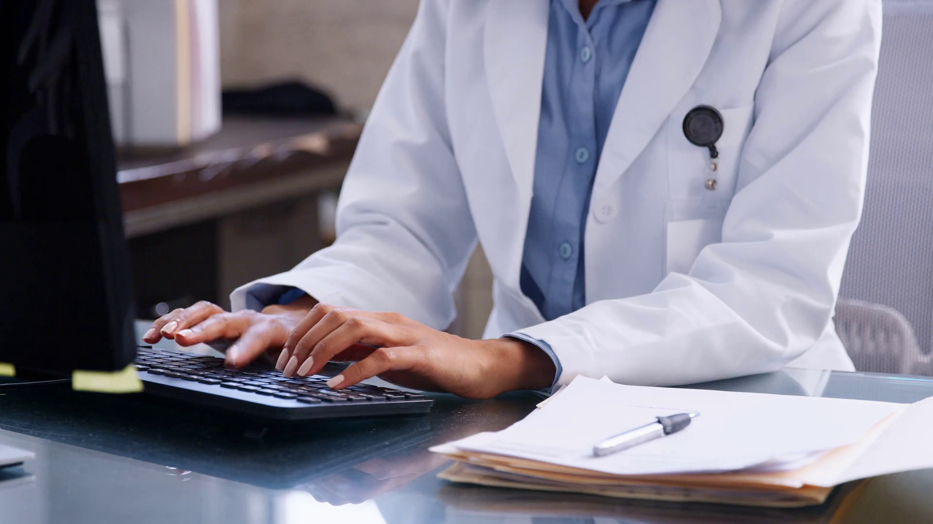 «Писать от руки быстрее, чем работать в программе», — хабаровские врачи пожаловались на новую информационную систему