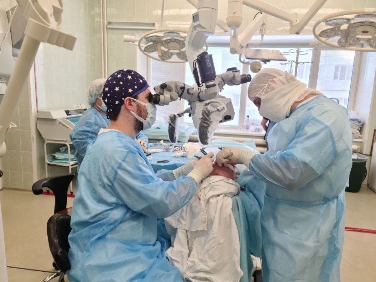 Томские врачи сохранили зрение пациенту, пересадив нерв с ноги