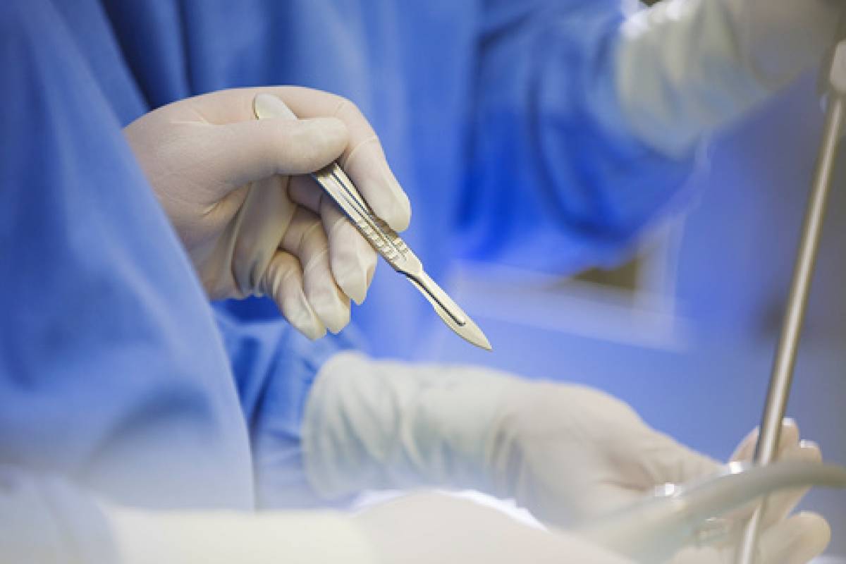 В Кургане хирург во время операции бросил скальпель в коллегу и ругался матом на медсестёр