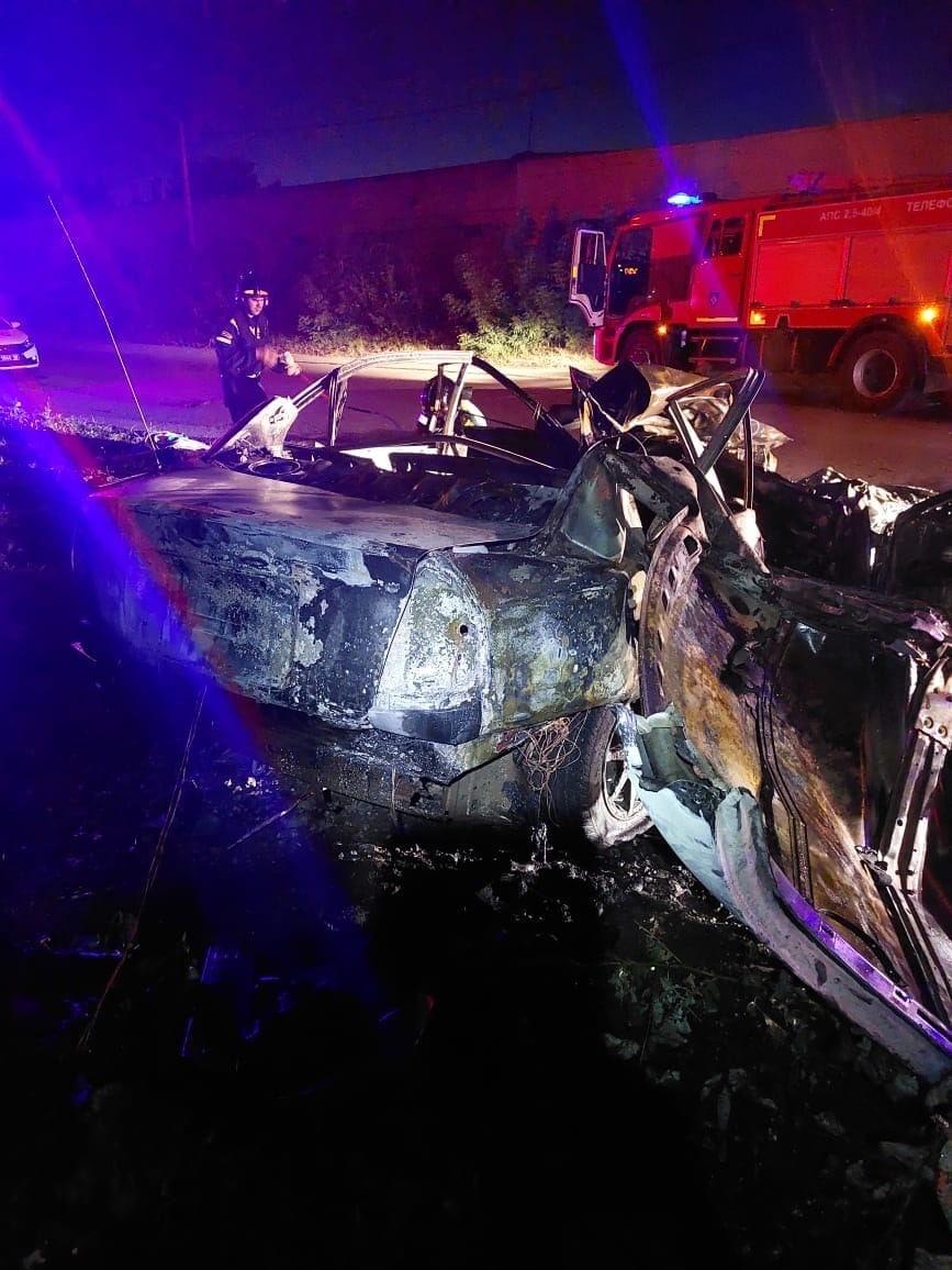 В Нижнем Тагиле 16-летний водитель на угнанном Hyundai Accent проехал на запрещающий сигнал светофора и столкнулся с «Газелью» скорой помощи. В ДТП погибли пять человек, среди которых фельдшер «скорой» и двое несовершеннолетних. Водитель скорой и еще один пассажир сгоревшего авто госпитализированы. По некоторым данным, водитель и пассажиры Hyundai Accent были в состоянии алкогольного опьянения.  «Мы извлекали из машины тела подростков. От тел почти ничего не осталось, сильно обгорели», — рассказал руководитель службы спасения Сергей Коперкин.