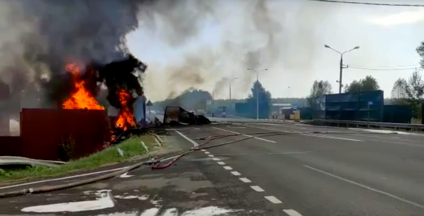  Бригада скорой помощи в составе водителя и двух фельдшеров сгорела в ДТП в Ярославской области