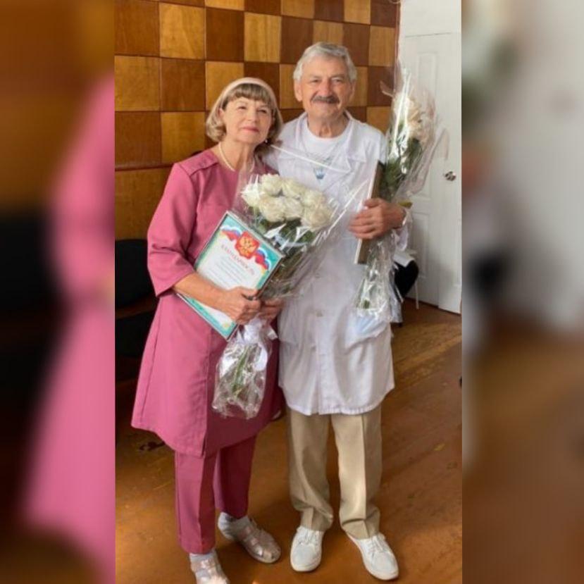 50-летний юбилей работы двух врачей отметили в Ванинской больнице ФМБА России