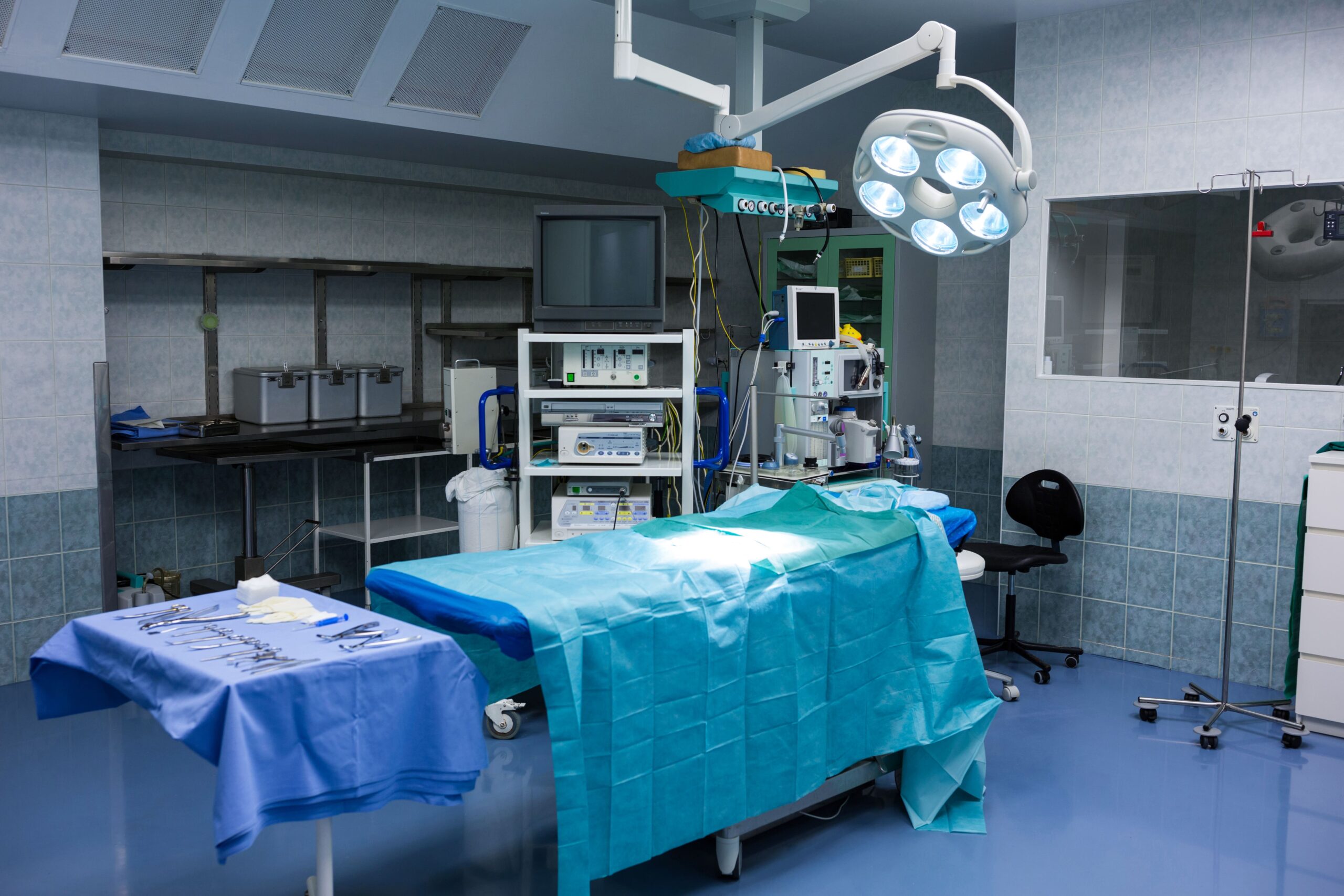 В ХМАО анестезиолог-реаниматолог, которого обвиняют в смерти подростка после операции на колене, не явился на суд