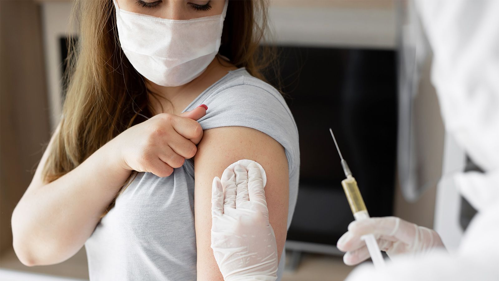 В Краснодарском крае врач и медсестра получили семь лет условно за фиктивную вакцинацию от COVID-19